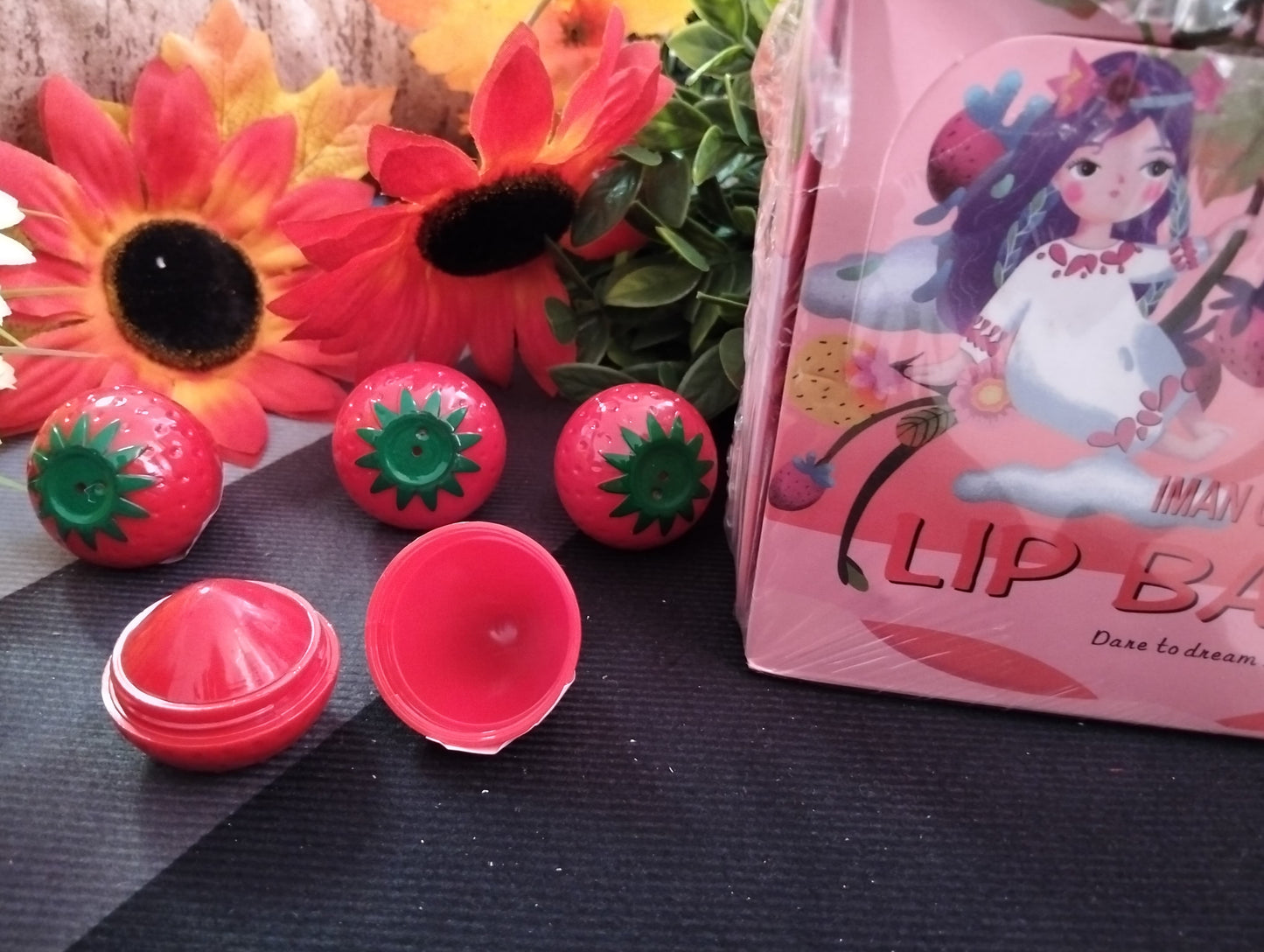 🍓 BALSAMO LABIAL EN FORMA DE FRESA – HIDRATACIÓN DULCE Y DURADERA
