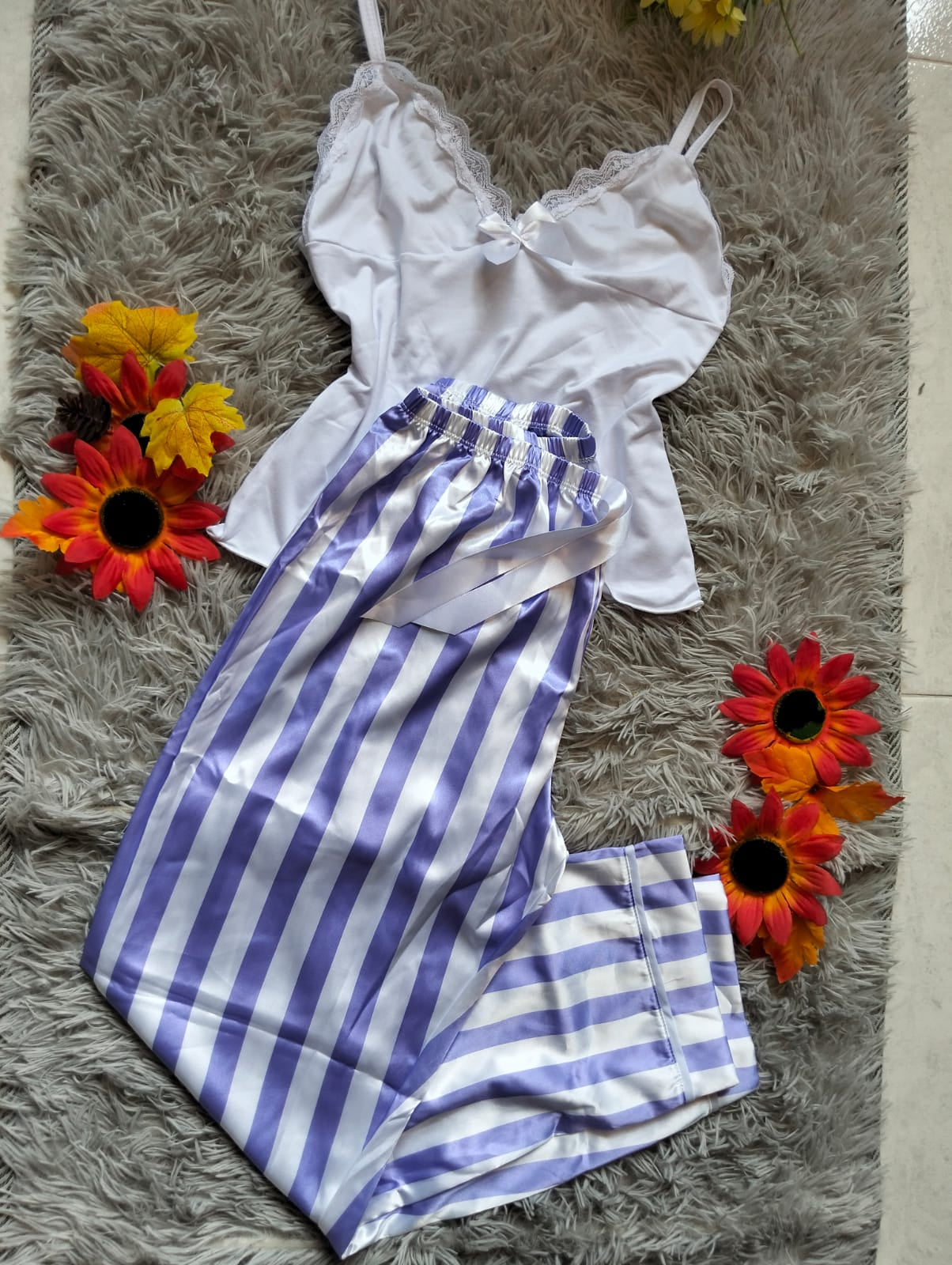 PIJAMA SATINADA DAMA – TOP CON ENCAJE Y PANTALÓN LARGO