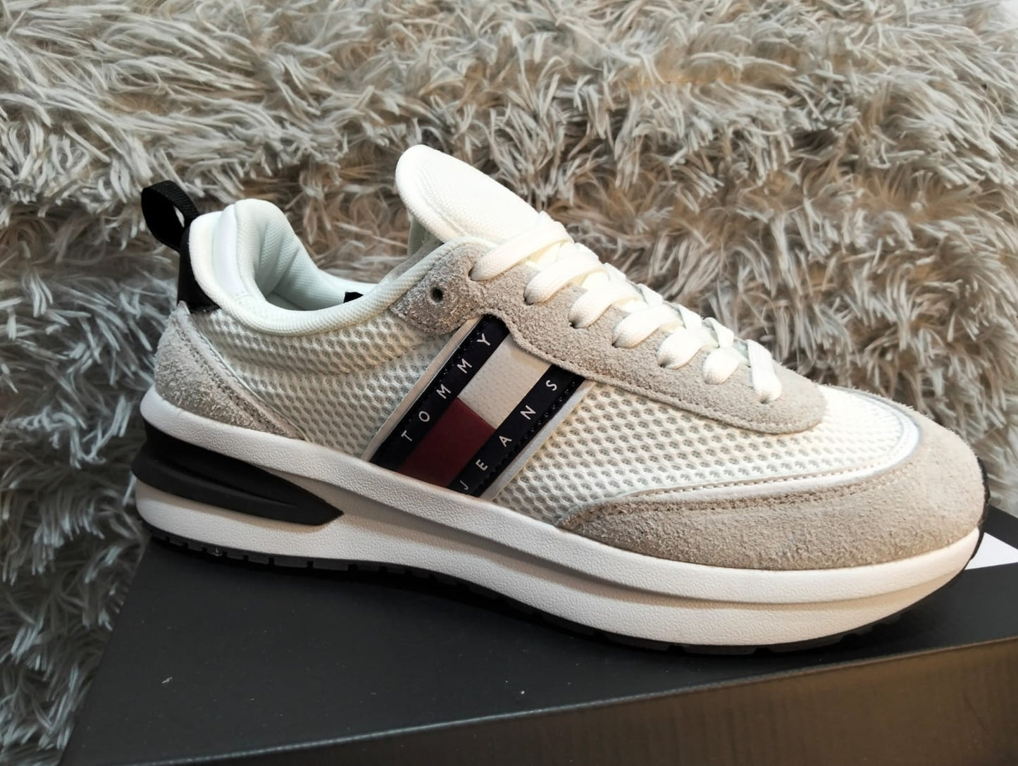 TENIS TOMMY JEANS CASUAL BLANCOS – ESTILO CLÁSICO Y CÓMODO PARA DIARIO