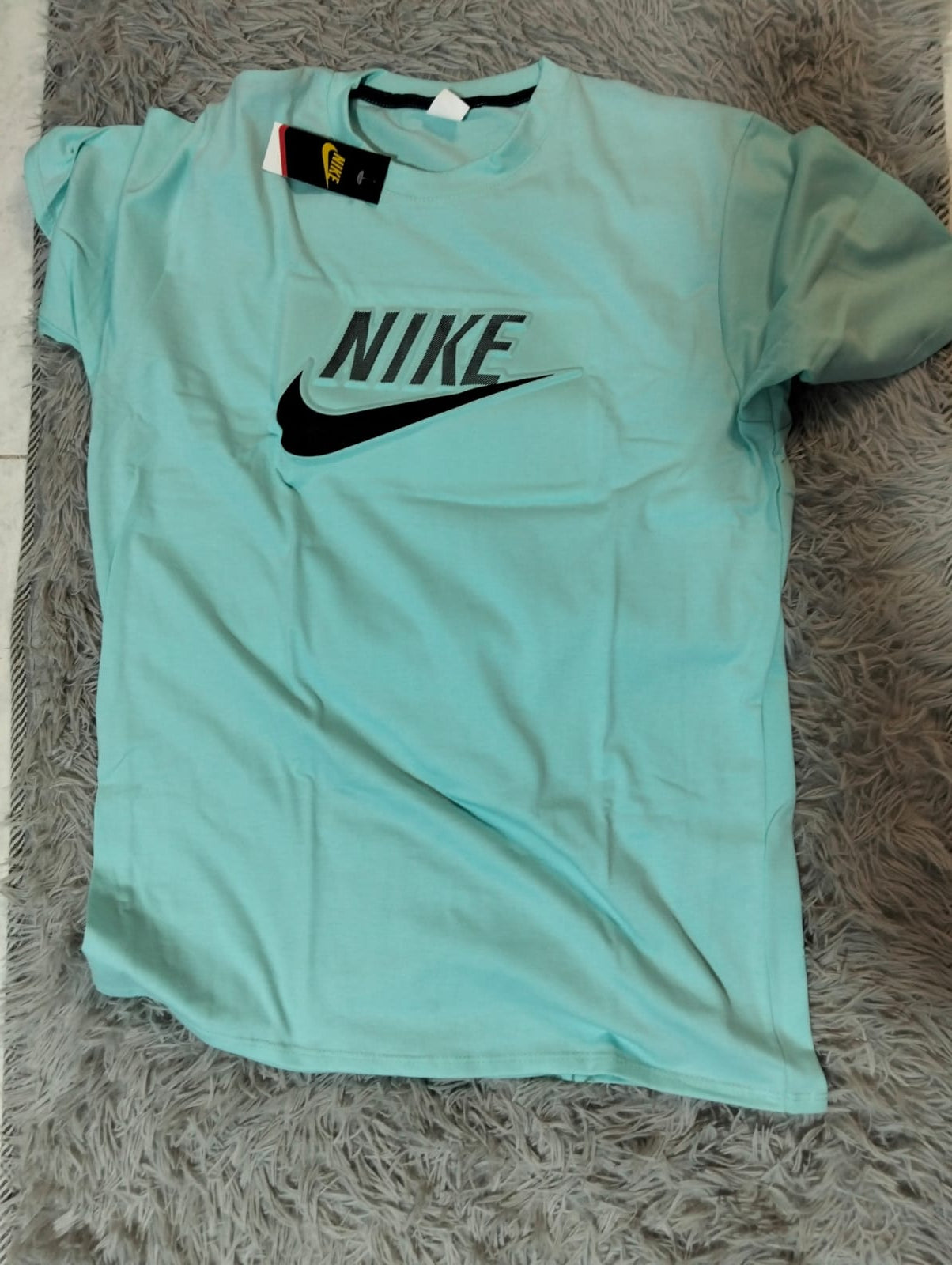 CAMISETA REPUJADA TELA SUAVE– STREETWEAR CON MUCHA ACTITUD